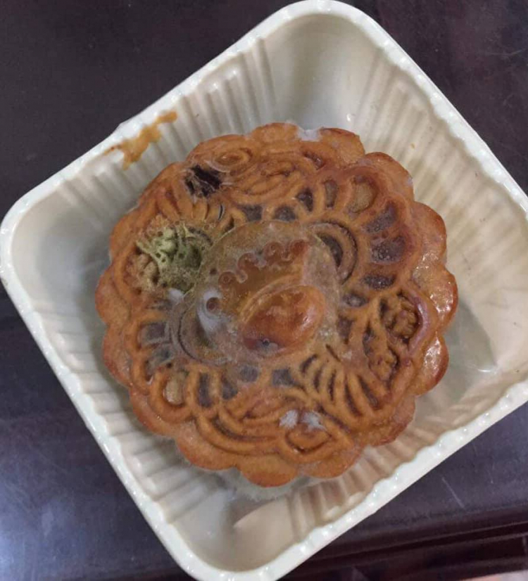 Hà Nội: Bánh trung thu Kinh Đô mọc rêu xanh khi HSD vẫn còn dài